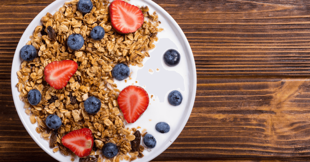 Oatmeal vs Granola: Yogurt parfait with berries